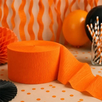 Stemningsbillede af orange crepepapir på rulle brugt til Halloween pynt, fødselsdag og festdekorationer