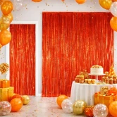Orange glimmerforhæng 100x240 cm brugt som fest baggrund med balloner, kagebord og photo booth dekoration