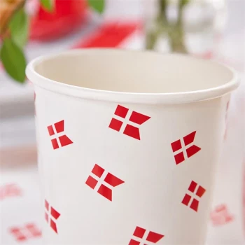 Close-up af papkrus med Dannebrog flag i rød og hvid