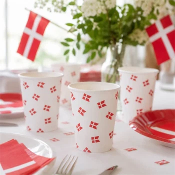 Papkrus med Dannebrog flag på dansk festbord til fødselsdag
