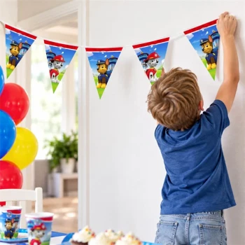Paw Patrol vimpelguirlande hænges op som pynt til børnefødselsdag