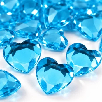 Close-up af perleblå hjerte diamanter 12 mm med facetslebne kanter