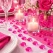 Pink bordpynt til fest med pynte diamanter, blomster og levende lys