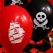 Close-up af røde og sorte pirat balloner med piratskib og dødningehoved til pirat fødselsdag