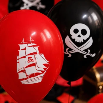 Close-up af røde og sorte pirat balloner med piratskib og dødningehoved til pirat fødselsdag
