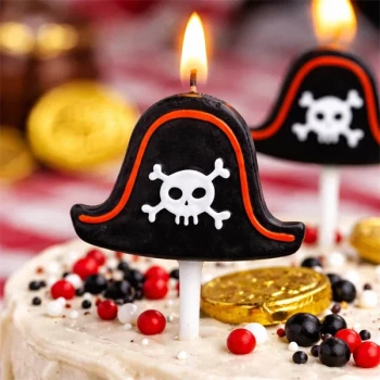 Close-up af pirat kagelys formet som pirathat på kage til pirat fødselsdag