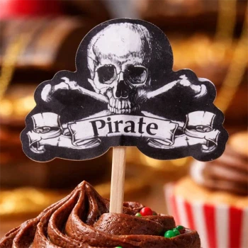 Close-up af pirat kagepynt med dødningehoved på cupcake til pirat børnefødselsdag