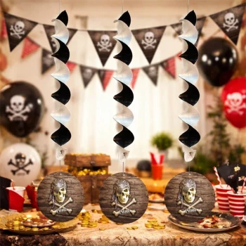 Pirat loft dekoration svirvler til pirat fest med balloner og bord pynt i baggrunden