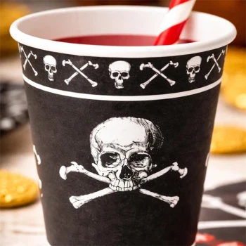 Pirat papkrus med dødningehoved og korslagte knogler – close-up detalje til pirat fødselsdag