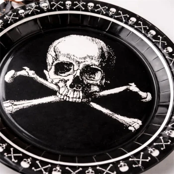 Close-up af pirat paptallerken med dødningehoved motiv 23 cm til pirat fødselsdag
