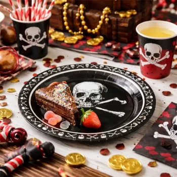 Pirat paptallerkner med kage på festbord til pirat fødselsdag med pynt og borddækning