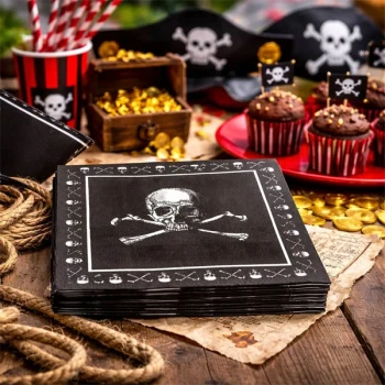 Pirat servietter på bord med cupcakes, skattekiste og pynt til pirat fødselsdag og borddækning