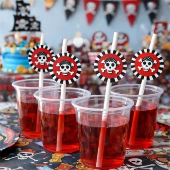 Pirat sugerør i kopper med rød saft til børnefødselsdag – stemningsbillede med pirat fest borddækning