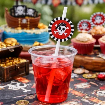 Pirat sugerør i drink med rød saft – brugsbillede til pirat fødselsdag og temafest