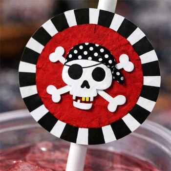 Close-up af pirat sugerør med kranie motiv og sort bandana – detaljebillede til pirat fødselsdag