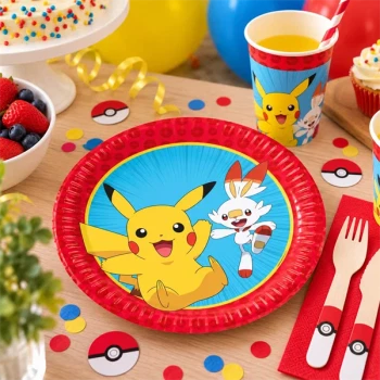 Pokémon paptallerkner med Pikachu og Scorbunny på festbord til Pokémon fødselsdag