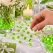 Limegrønne pynte diamanter 6 mm brugt som bordpynt med blomster og lys