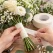 Råhvid blomstertape 26 mm anvendt til blomsterbinding af buket