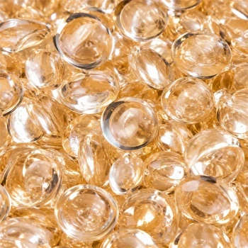 Close-up af Raindrops Champagne dekorationsdråber med transparent champagnefarve, blank overflade og smukke gyldne lysreflekser til bordpynt.