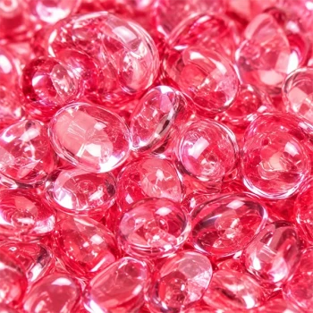 Makrobillede af Raindrops Rosa dekorationsdråber med transparent lyserød farve, afrundede former og blanke overflader.