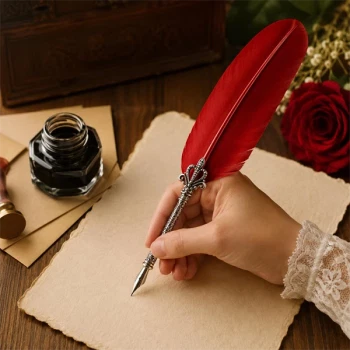 Person skriver med rød fjerpen på pergamentpapir. Elegant vintage skrivepen til gæstebog, kalligrafi og bryllup.