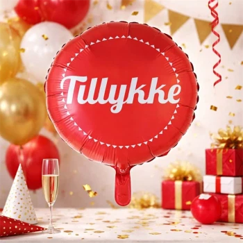 Rød rund folie ballon med Tillykke tekst i festlig dekoration med gaver og konfetti