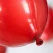 Close-up af rød metallic ballon med blank metallisk overflade
