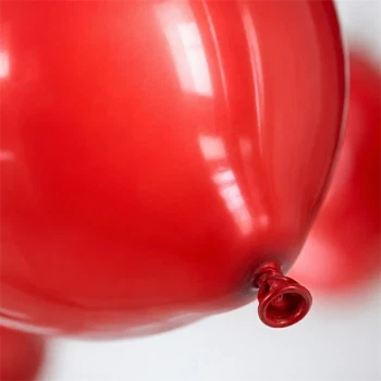 Close-up af rød metallic ballon med blank metallisk overflade