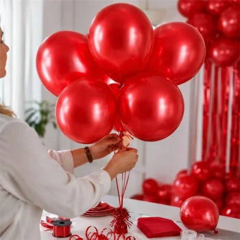 Røde metallic balloner arrangeres som ballonbuket til fest