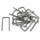 Romernåle 10 x 25 mm i metal med U-form og spidse ender til blomsterbinding og kranse, vist på hvid baggrund