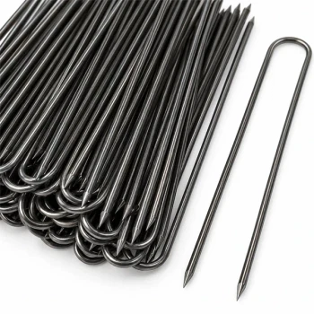 Close-up af romernåle 10 x 80 mm i metal med U-form og spidse ender