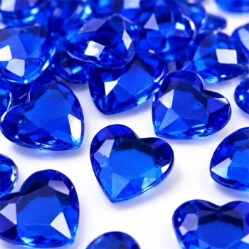 Close-up af safirblå hjerte diamanter 12 mm med facetslebne kanter