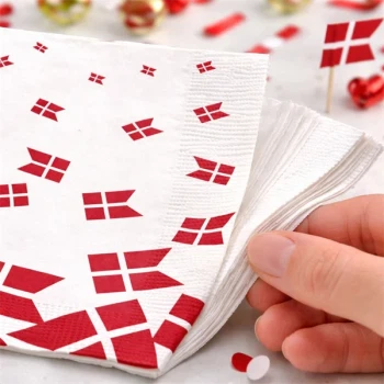 Close-up af servietter med danske flag i 3-lags kvalitet – bløde og holdbare papirservietter