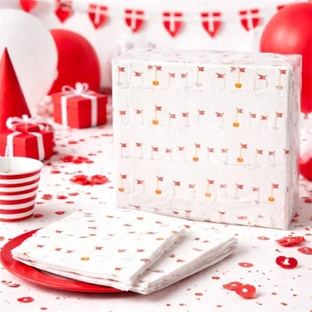 Servietter med Dannebrog 20 stk vist på festbord med dansk borddækning og dekoration