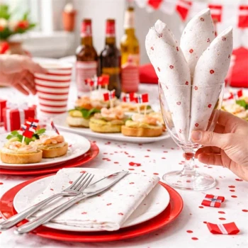 Servietter med Dannebrog foldet i glas til dansk borddækning ved fødselsdag og fest