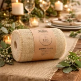 Sizo jute bordløber i beige på pyntet festbord med stearinlys, grønne grene og rustik borddækning