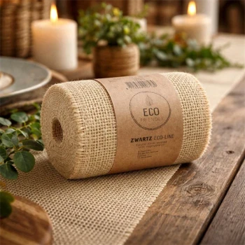 Sizo jute bordløber i beige på rustikt festbord med stearinlys, grønne blade og naturlig borddækning