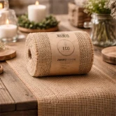 Sizo jute bordløber i natur brugt til rustik borddækning med stearinlys og blomster på træbord