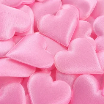 Close-up af små lyserøde stof hjerter i satinlook til bordpynt og romantiske dekorationer