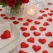 Små røde stof hjerter som romantisk bordpynt til bryllup valentinsdag og festbord