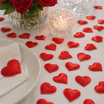 Små røde stof hjerter som romantisk bordpynt til bryllup valentinsdag og festbord