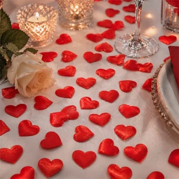 Små røde stof hjerter som romantisk borddækning til bryllup valentinsdag og fest