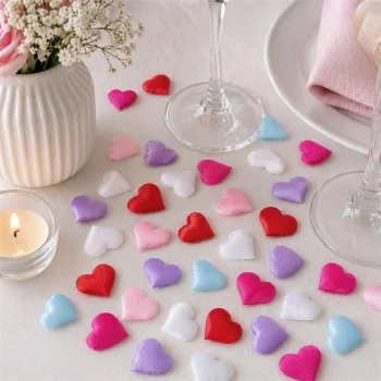 Små stof hjerter mix som romantisk bordpynt til bryllup, barnedåb, Valentinsdag og festbord