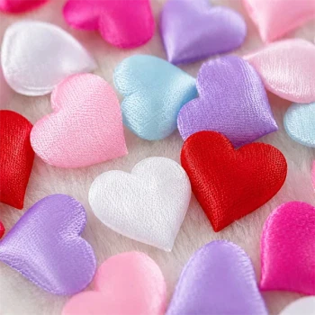 Close-up af små stof hjerter mix i hvid, rød, lyserød, lilla og lyseblå 2 x 2 cm til bordpynt og festdekoration