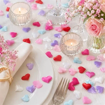 Stemningsbillede med små stof hjerter mix som romantisk bordpynt til bryllup, Valentinsdag og festbord