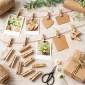 Små træklemmer i naturtræ brugt til DIY-dekoration med billeder, snor, kort og gaveindpakning