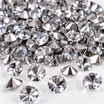 Close-up af sølv pynte diamanter 6 mm med facetslebet diamant-look i akryl