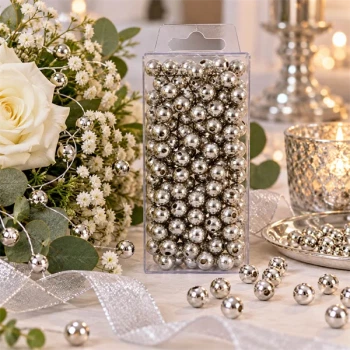 Sølv metallic perler 10 mm brugt i elegant blomsterdekoration med hvide roser