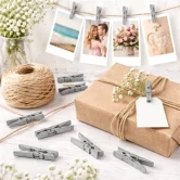 Sølv mini træklemmer brugt til gaveindpakning og ophæng af billeder på snor med blomster og naturpynt