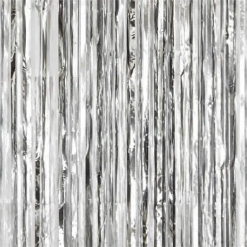 Close-up af sølv glimmerforhæng med skinnende folie strimler og refleksioner